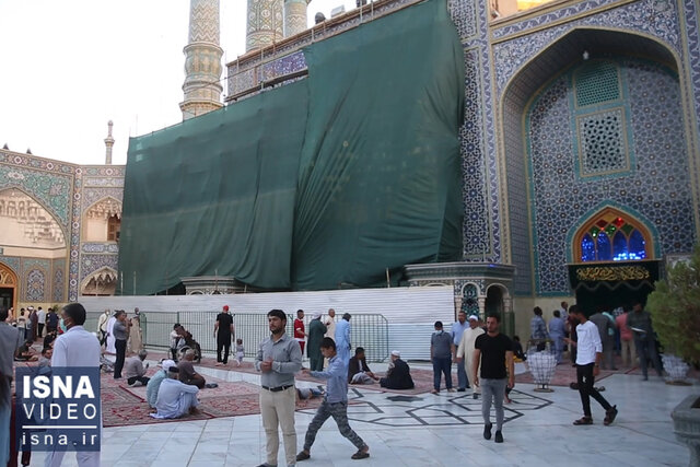 ویدئو / تیشه کارگران بر سر کاشی‌های حرم حضرت معصومه (س)