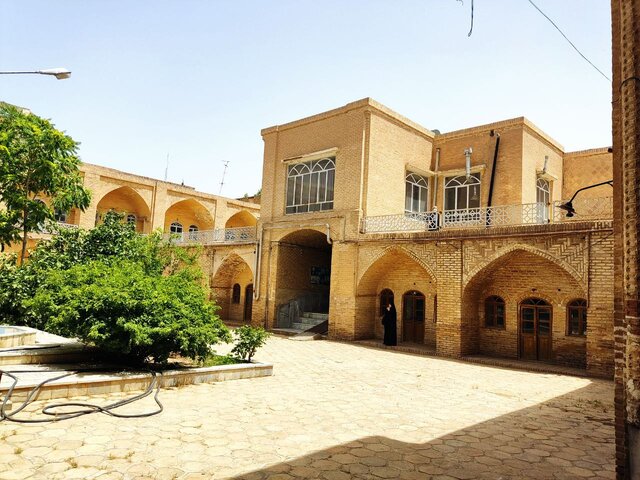 چهار ستون چوبی نگهدار میراث ۱۱۳ ساله