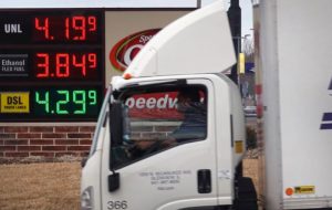 گزارش روزنامه دولت از سختی معیشت مردم آمریکا: یک میلیون و ۲۰۰ هزار تومان میدهند یک باک بنزین پر میکنند/ به همین دلیل هم خیلی ناراضیاند گزارش روزنامه دولت از سختی معیشت مردم آمریکا: یک میلیون و ۲۰۰ هزار تومان میدهند یک باک بنزین پر میکنند/ به همین دلیل هم خیلی ناراضیاند