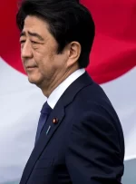 آبه نخست وزیر اسبق ژاپن در جریان سخنرانی کمپین انتخاباتی به ضرب گلوله کشته شد