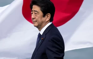 آبه نخست وزیر اسبق ژاپن در جریان سخنرانی کمپین انتخاباتی به ضرب گلوله کشته شد
