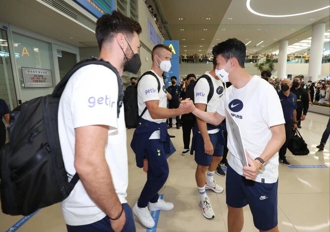 استقبال قهرمان؛ سورپرایز هم‌تیمی‌ها به سبک سونالدو/عکس