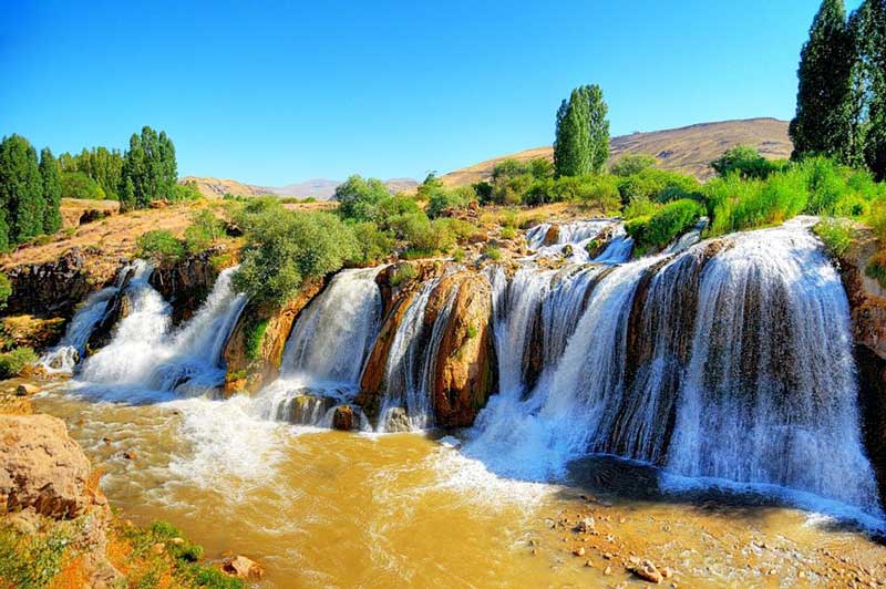 آب گل آلود در پایین دست آبشار مرادیه