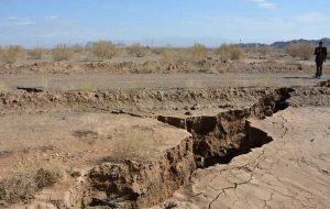 هندوانه و پسته خوردید؛ زمین فرونشست کرد! هندوانه و پسته خوردید؛ زمین فرونشست کرد!
