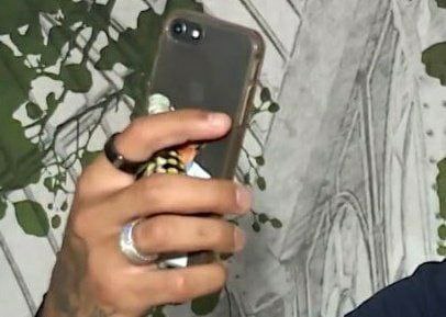 جنجال ستاره بارسلونا به خاطر عکس پشت موبایل/عکس