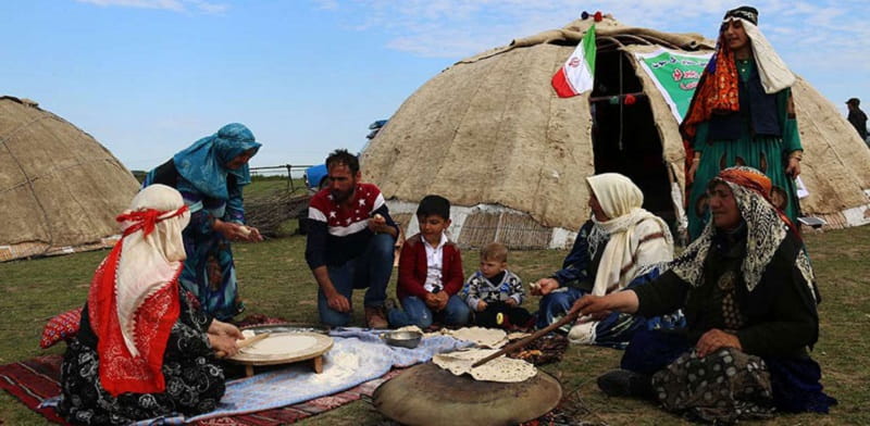 زنان شاهسون در حال پخت نان