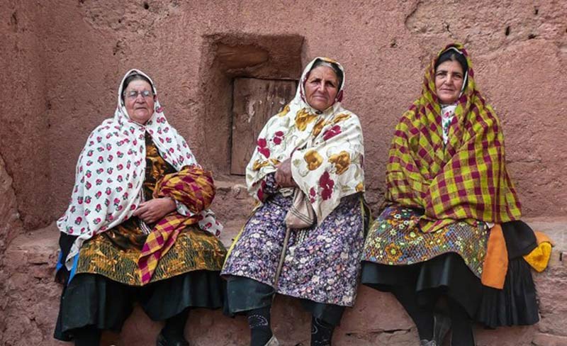 لباس محلی زنان ابیانه