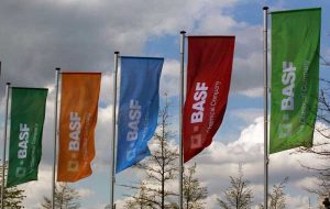 BASF چشم انداز درآمد را افزایش می دهد و نسبت به خطرات ناشی از کاهش عرضه گاز هشدار می دهد