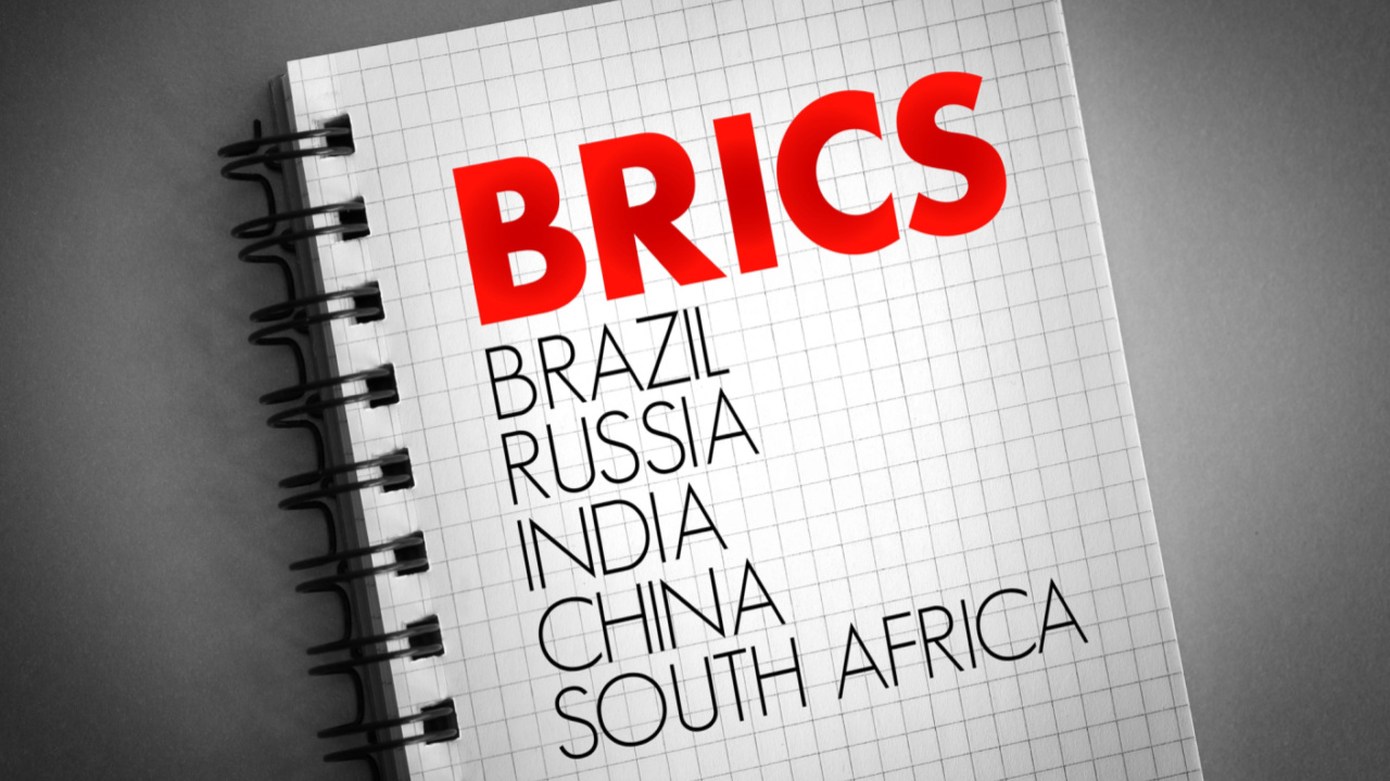 تحلیلگران: ارز BRICS برای رقیب دلار آمریکا است، ترامپ در مورد رکود هشدار می دهد زیرا کیوساکی سقوط اوراق قرضه را پیش بینی می کند، منتظر خرید بیت کوین است - هفته خبری Bitcoin.com در بررسی