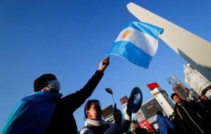 اعتراضات ضد دولتی آرژانتین در حالی آغاز می شود که رئیس جمهور خواستار اتحاد می شود