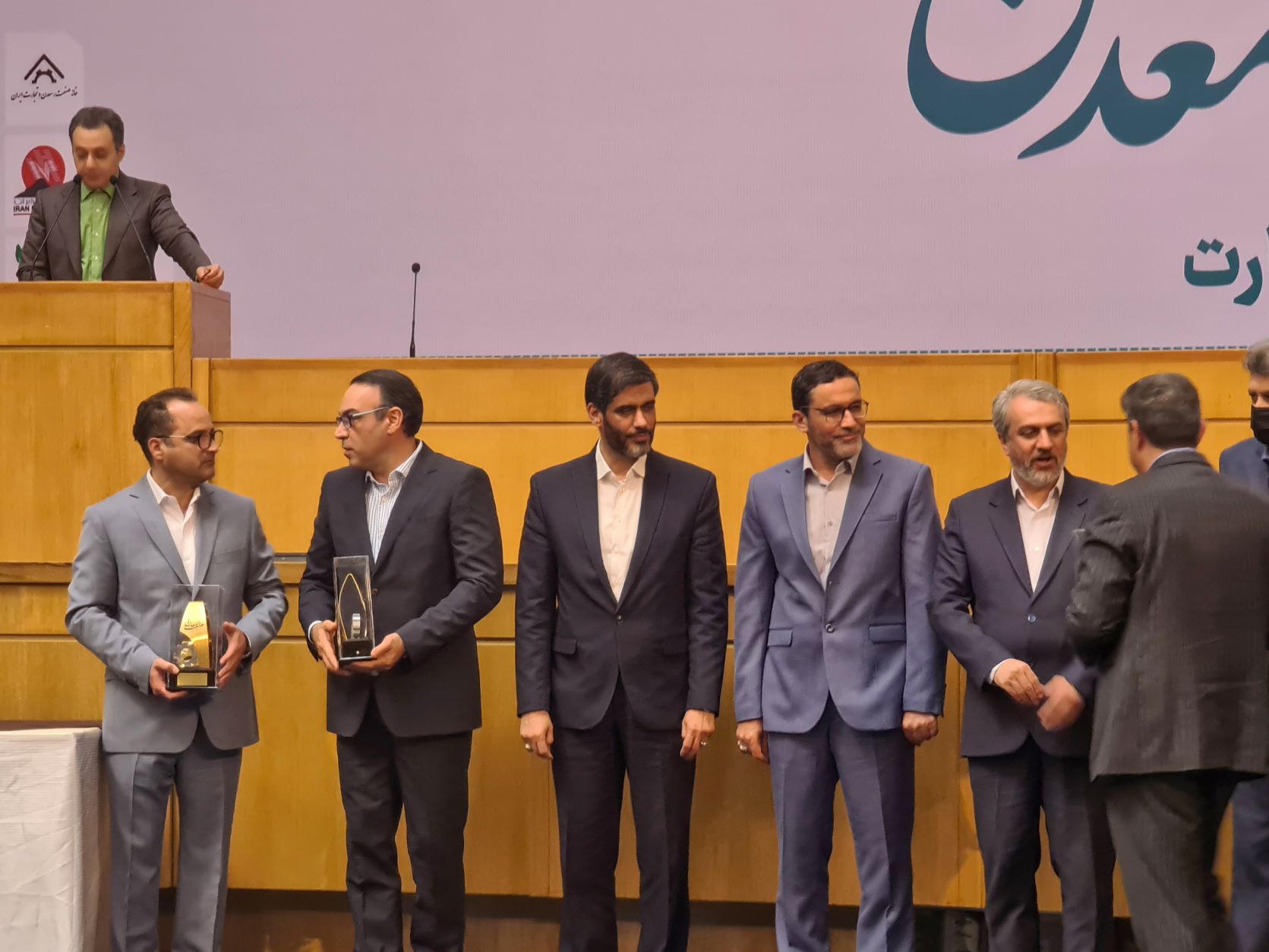 ایران کیش واحد برتر در گروه صنایع نرم افزار کشور شد