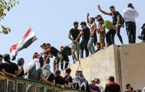 تظاهرات دوباره حامیان صدر در بغداد/ معترضان وارد ساختمان پارلمان عراق شدند