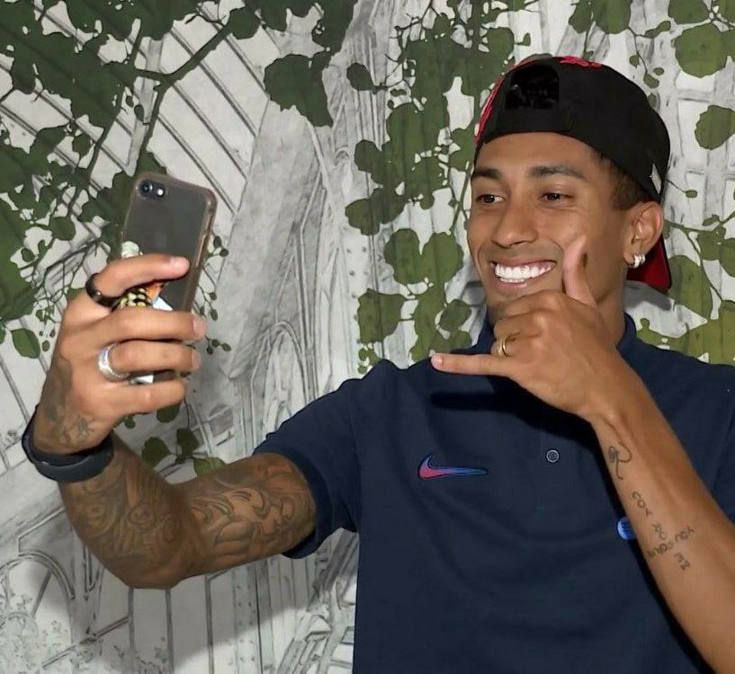 جنجال ستاره بارسلونا به خاطر عکس پشت موبایل/عکس