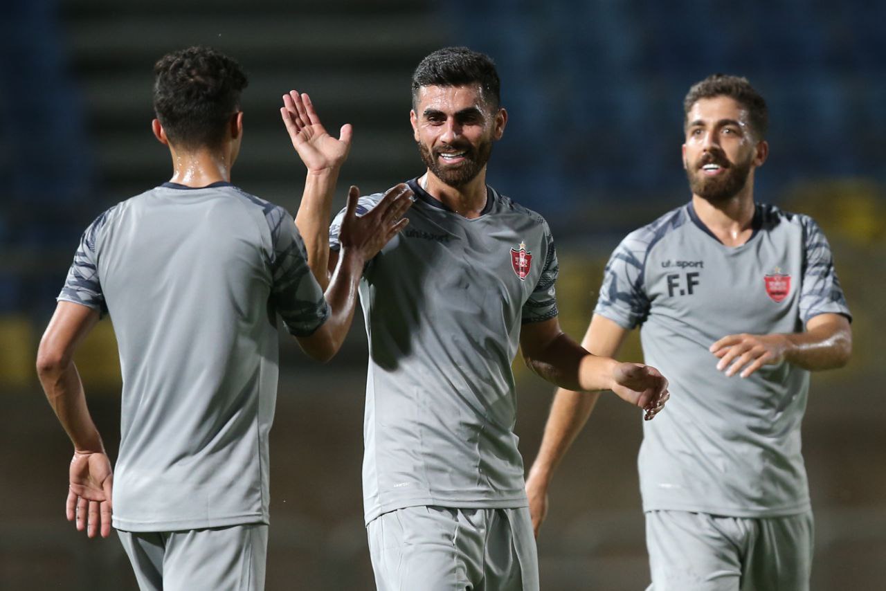 خرید جنجالی پیراهن پرسپولیس را تن زد/عکس