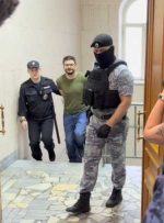سیاستمدار اپوزیسیون روسی تحت تحقیقات “اطلاعات جعلی” در زندان نگهداری می شود