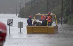 سیدنی با فرار هزاران نفر از خانه‌های خود برای بارندگی‌های شدید و سیل آماده می‌شود