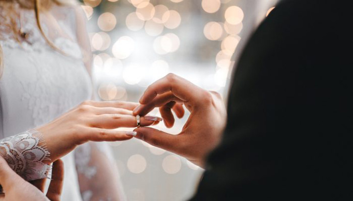 با مرد مطلقه که فرزند دارد ازدواج بکنم یا نه ؟