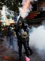 معترضان سریلانکا به خانه رئیس جمهور یورش بردند و با پلیس درگیر شدند