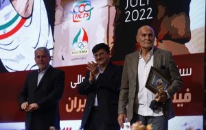 معرفی برگزیدگان جشنواره فیلم‌های ورزشی/ حامد بهداد جایزه خود را به جمشید هاشم پور اهدا کرد