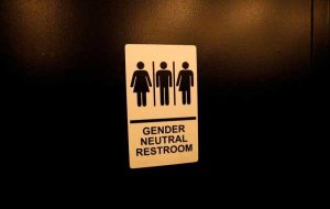 کنگره پرو پس از خشم در مورد حمام های خنثی جنسیتی، به میزبانی نشست OAS رأی داد