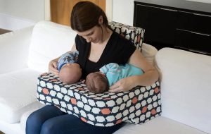 مادرها بخوانند؛ تکنیک هایی برای دادن شیر خودشان به دوقلوها