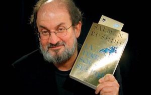 چه کسی به سلمان رشدی حمله کرد + اولین عکس
