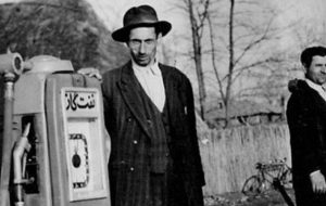 فروش «بنزین خالص» در خواروبارفروشی‌ها لیتری ۱.۵ ریال!/ پمپ بنزین در محله اعیان‌نشین