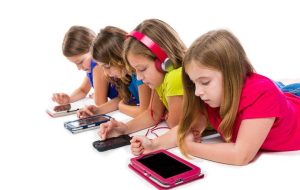 خطرات گوشی هوشمند برای کودکان + فیلم