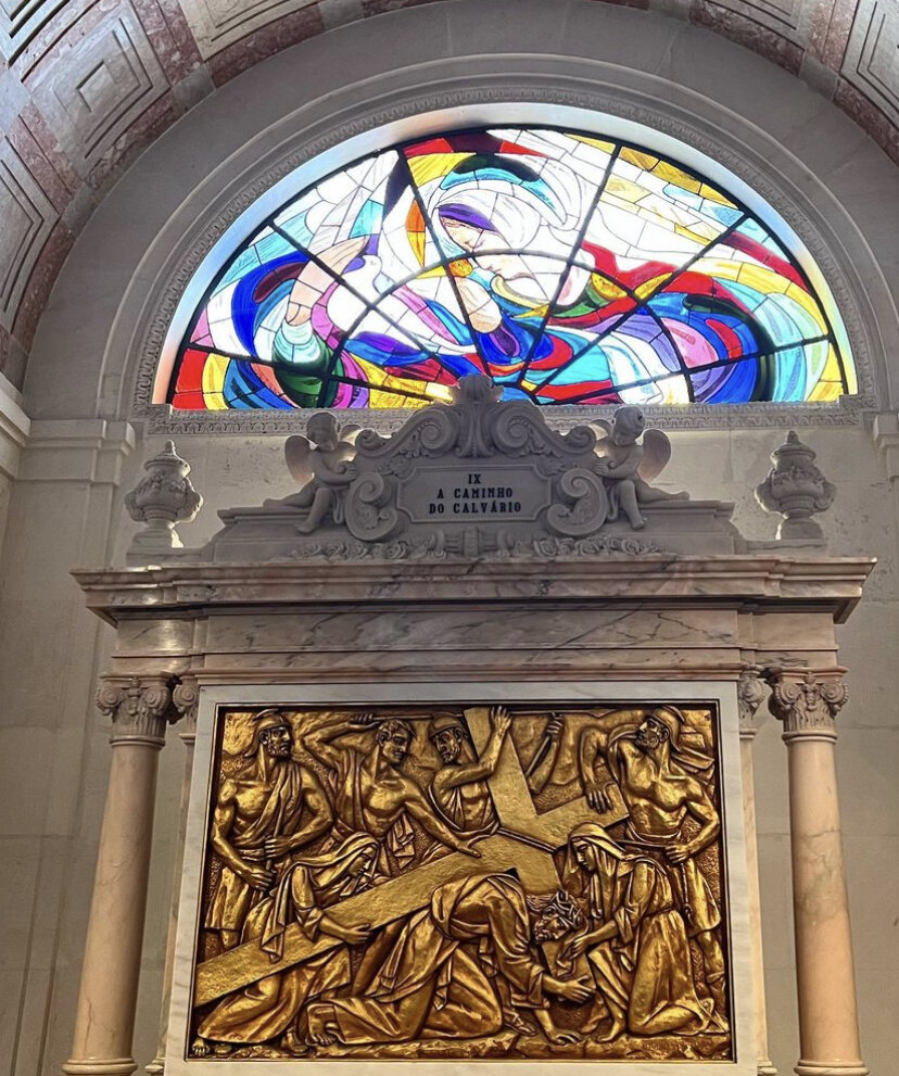 جورجینا رودریگز با حجاب در یک مکان مقدس/عکس