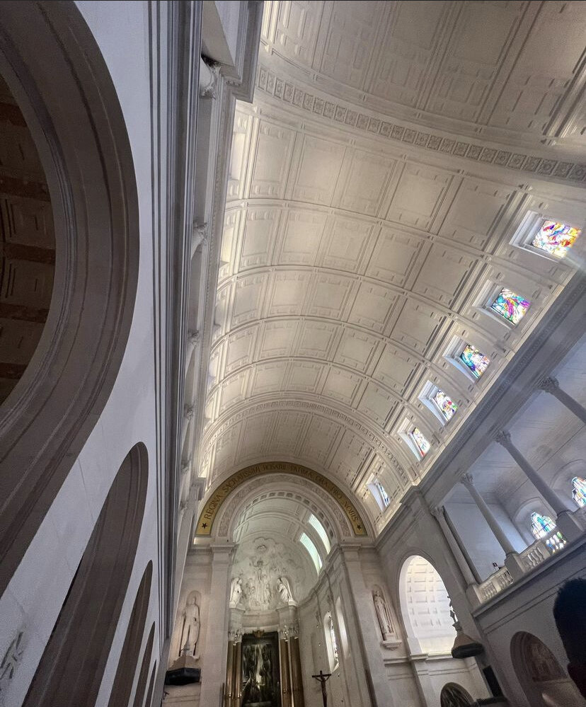 جورجینا رودریگز با حجاب در یک مکان مقدس/عکس