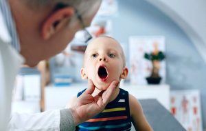 قورت دادن سکه، کودک را به آستانه خفگی برد + عکس قورت دادن سکه، کودک را به آستانه خفگی برد + عکس