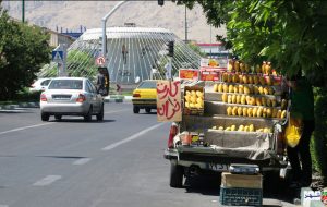 گشتی در خیابان‌های تهران؛ رقابت وانت‌های میوه با مغازه‌های میوه فروشی‌‎