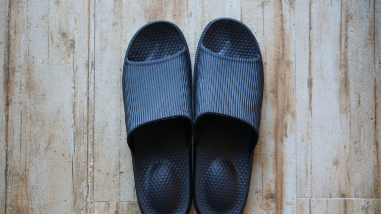 استفان برگر، گزارشگر پارلمان اتحادیه اروپا در مورد قانون رمزنگاری MiCA، یک جفت اسلاید را به عنوان NFT می فروشد.