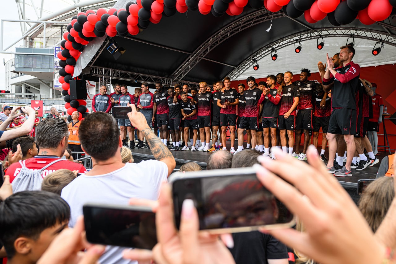 استقبال شگفت‌انگیز از سردار آزمون و رفقا/عکس