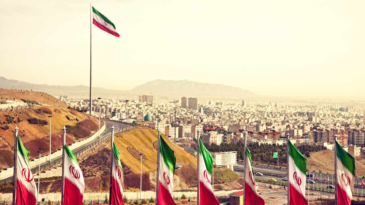 انجمن ایرانیان در حالی که دولت قصد دارد از رمزارز در تجارت خارجی استفاده گسترده ای داشته باشد، خواستار مقررات پایدار رمزنگاری شده است.