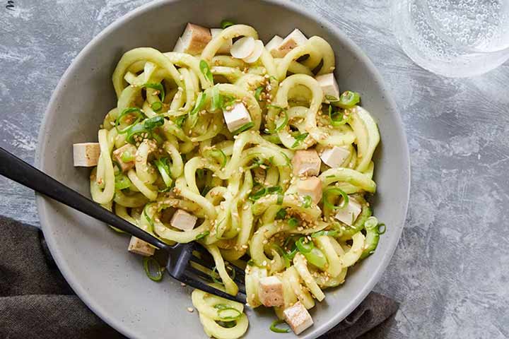 رشته فرنگی و خیار