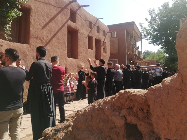 جزئیاتی از عزاداری با «جغجغه‌زنی» در روستای سرخ