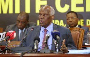 جسد رئیس جمهور سابق آنگولا در میان مبارزات انتخاباتی پرتنش وارد لواندا شد