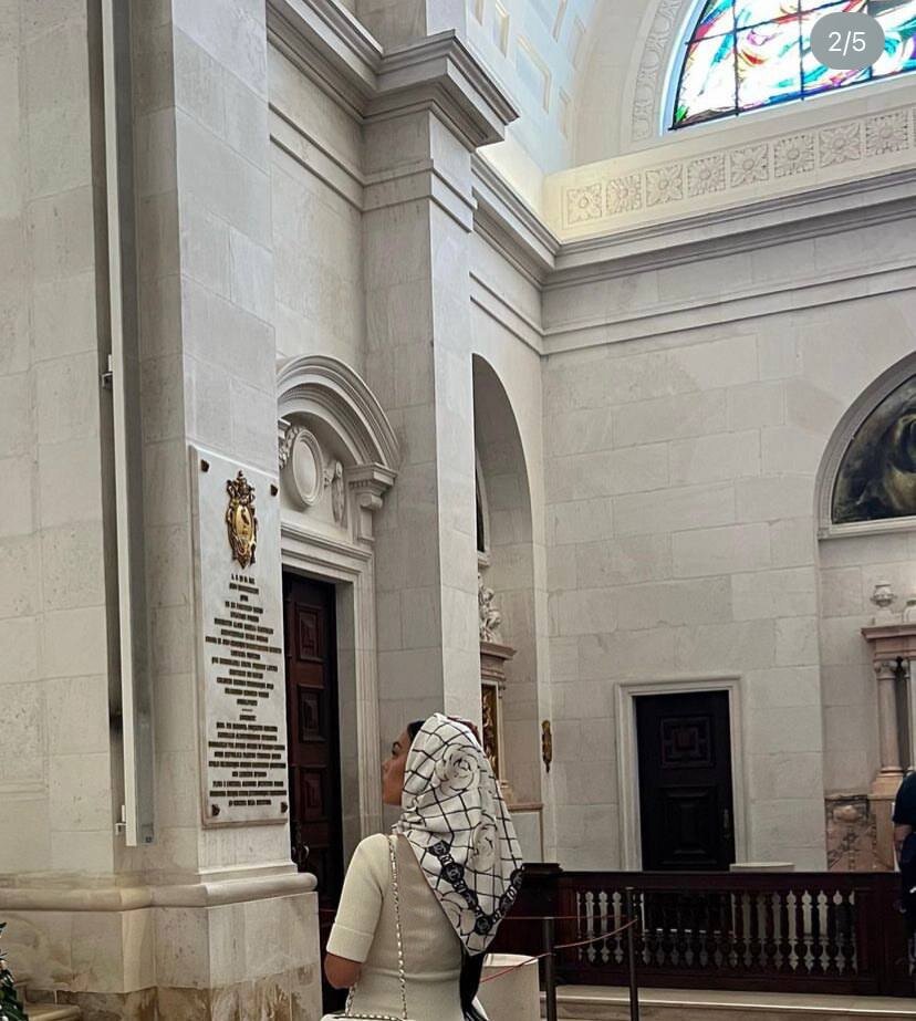 جورجینا رودریگز با حجاب در یک مکان مقدس/عکس