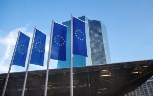 سیاستگذاران بانک مرکزی اروپا نسبت به کاهش ارزش یورو و افزایش نرخ بهره ابراز نگرانی می کنند