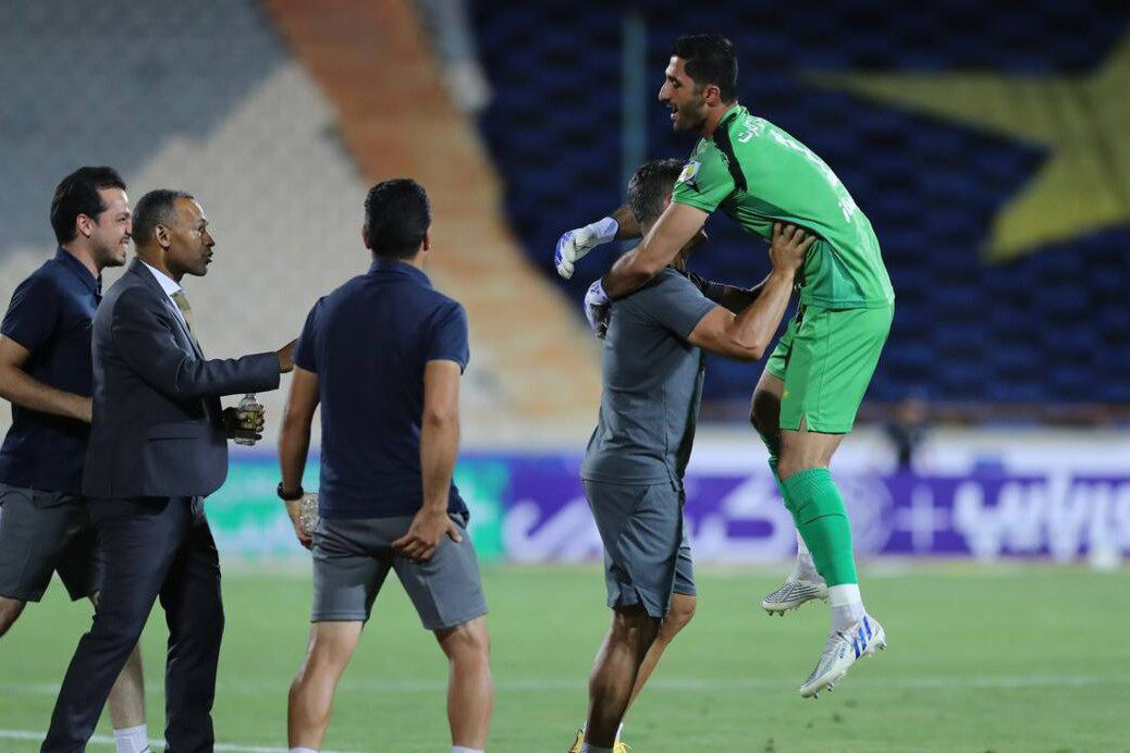 شادی یک استقلالی پس از گلزنی یک پرسپولیسی!/عکس