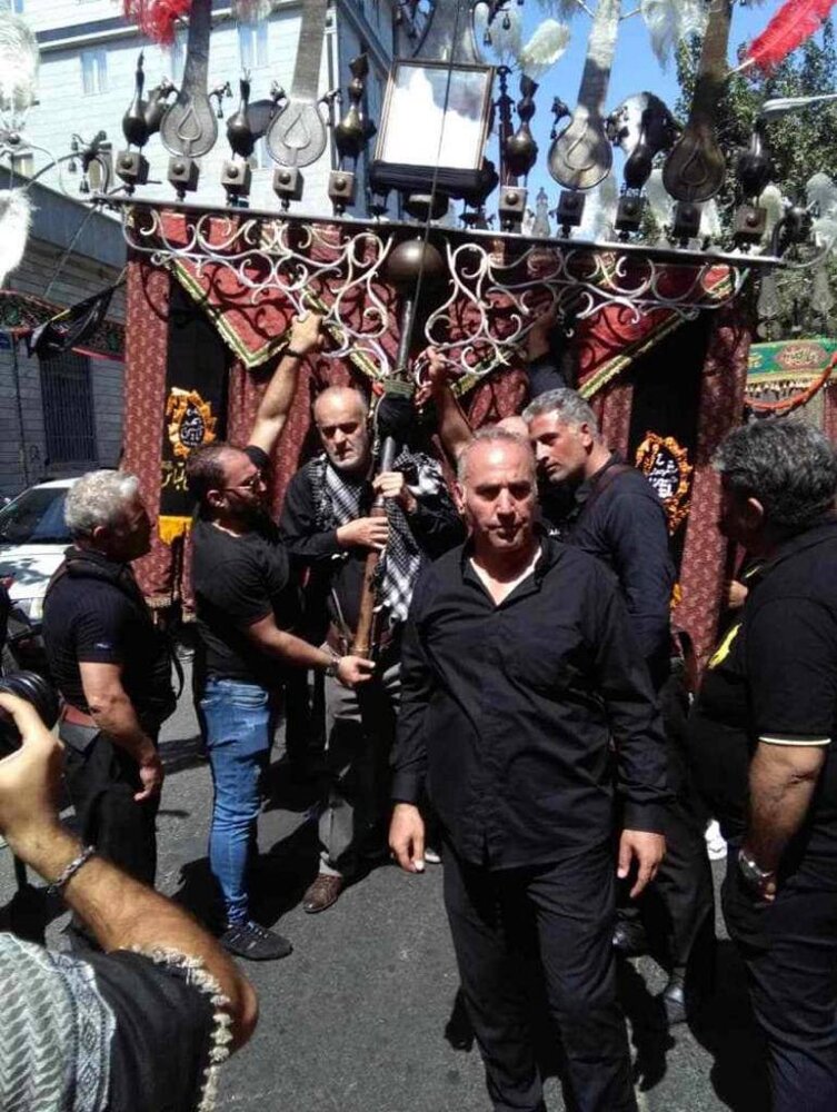 علم‌کشی دبیرکل سابق فدراسیون فوتبال در ماه محرم/ عکس