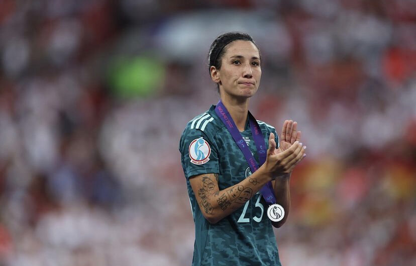 مدال نقره یورو فوتبال خانم‌ها بر گردن یک ایرانی!/عکس