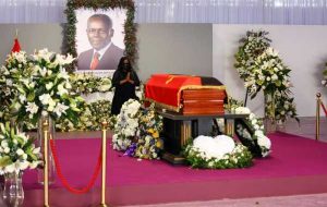 مردم آنگولا برای تشییع جنازه رهبر سابق دوس سانتوس در بحبوحه اختلافات بر سر رای جمع می شوند