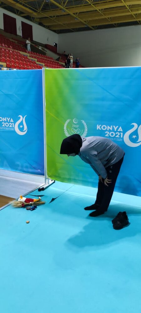  نماز شکر خواندن اولین مدال‌آور شمشیربازی بانوان/ عکس