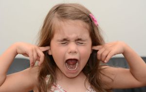 چند نکته درباره ترسِ مَرضی و نحوه برخورد با تیک‌ عصبی در کودکان