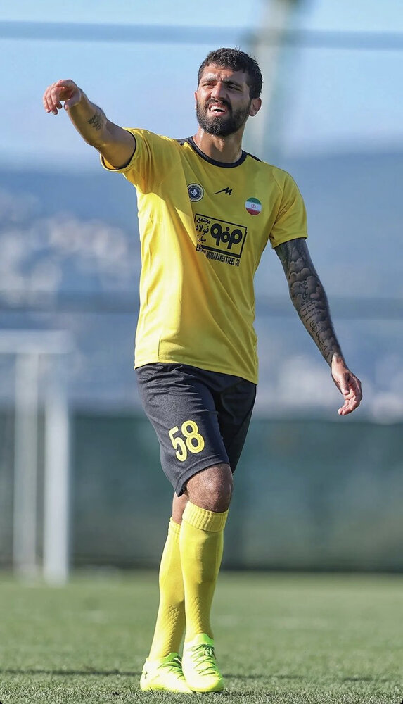 یاغی استقلالی‌ها با خالکوبی تاج و پیراهن رقیب!/عکس