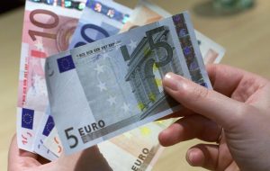 یورو به برابری دلار می رسد، اما تردیدها در مورد توانایی بانک مرکزی اروپا برای مهار تورم توسط Investing.com باقی مانده است.