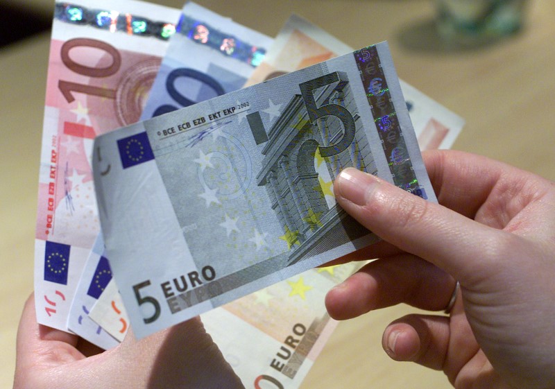 یورو به برابری دلار می رسد، اما تردیدها در مورد توانایی بانک مرکزی اروپا برای مهار تورم باقی مانده است