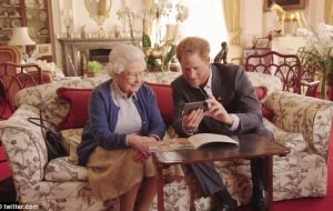 عکس | ملکه انگلیس عاشق این تلفن قدیمی با شماره گیر چرخشی بود!